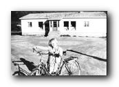 2013_19_ Jente og sykkel p Engavgen ca 1959.jpg